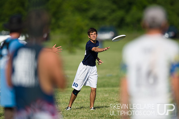 2014 USAU D-I College Champs Sunday Qtrs Action