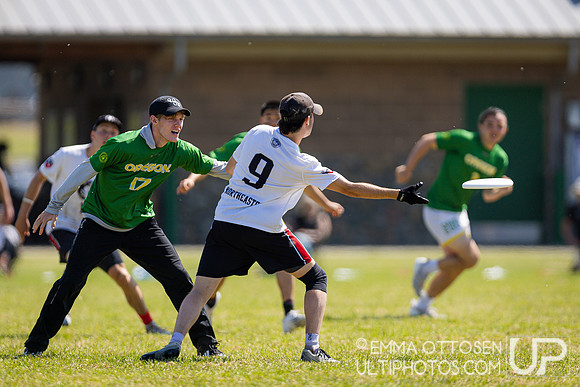 Saturday full coverage from USAU D-I College Championships, Oregon vs Northeastern
