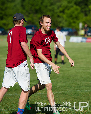 2014 USAU D-I College Champs Friday Round 1 Action