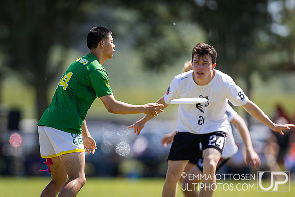 Saturday full coverage from USAU D-I College Championships, Oregon vs Northeastern