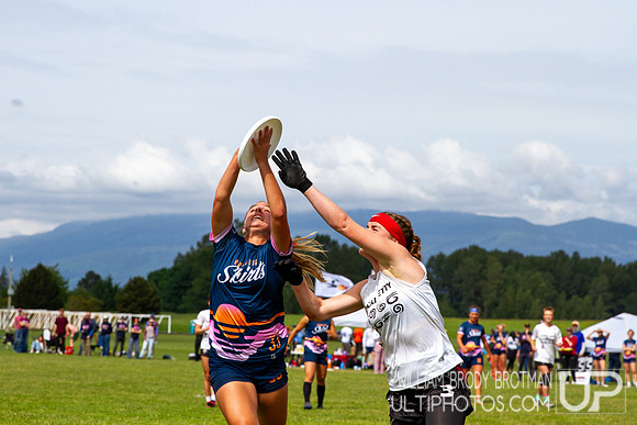 Day 1 of the USA Ultimate D-I College Championships