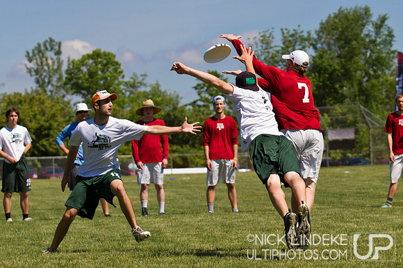 2014 USAU D-I College Champs Saturday Action