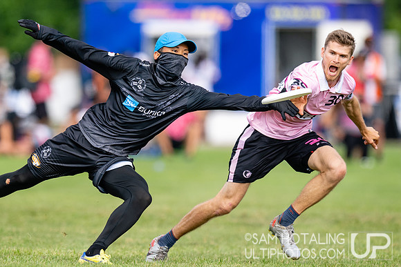 Buzz Bullets vs Seattle Sockeye in pool play at World Ultimate Club Championships