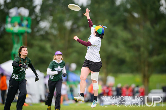 Haverford/Bryn Mawr Sneetches vs Mount Holyoke Daisy Chain in quarterfinals at USAU D-III College Championships