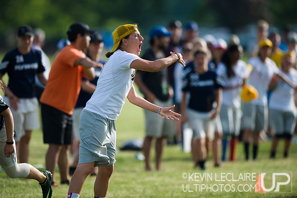 2014 USAU D-I College Champs Sunday Qtrs Action