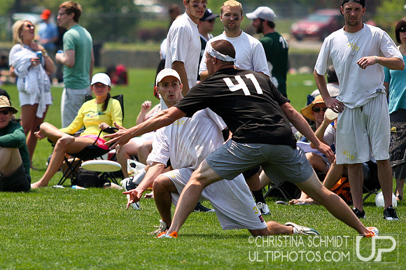 2012 USAU D-I College Championships Saturday Round 3 Action