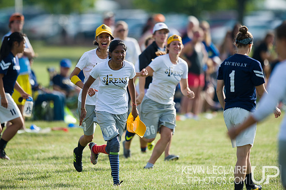 2014 USAU D-I College Champs Sunday Qtrs Action