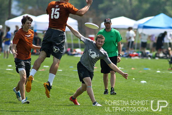 2012 USAU D-I College Championships Saturday Round 4 Action