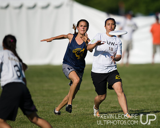 2014 USAU D-I College Champs Saturday Round 1 Action