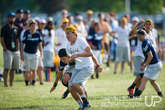 2014 USAU D-I College Champs Sunday Qtrs Action
