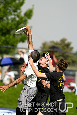 2012 USAU D-I College Championships Saturday Pre-Qtrs Action