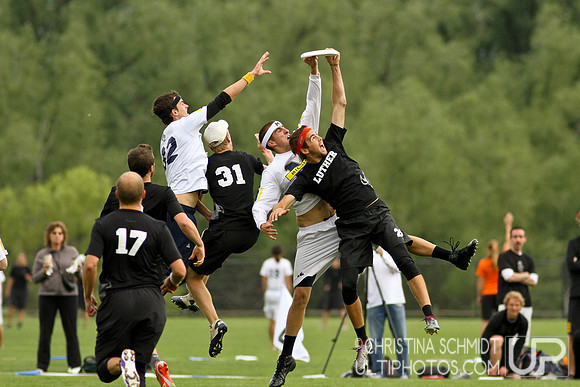 2012 USAU D-I College Championships Friday Round 1 Action
