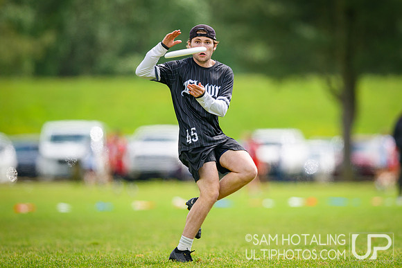 Bowdoin Clown vs Carleton College CHOP in quarterfinals at USAU D-III College Championships