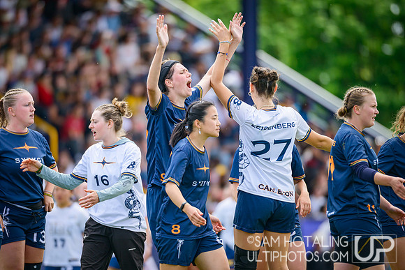 British Columbia Thunderbirds (W) vs Carleton College-Syzygy in finals at USAU D-I College Championships