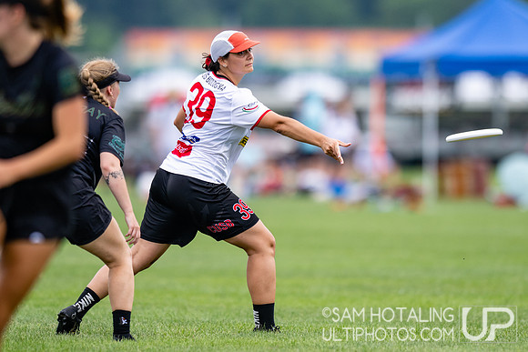 CUSB Shout vs Stella in pool play at World Ultimate Club Championships