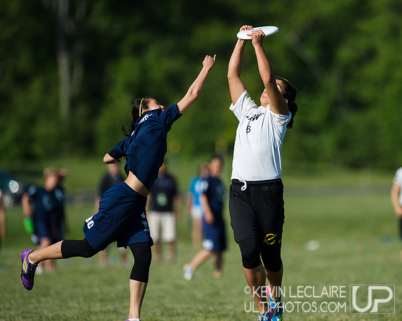 2014 USAU D-I College Champs Sunday Qtrs Action
