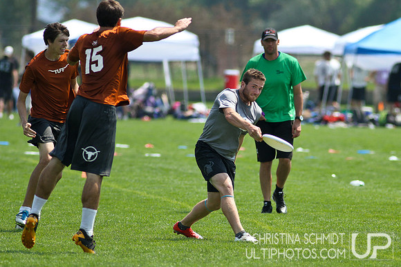 2012 USAU D-I College Championships Saturday Round 4 Action