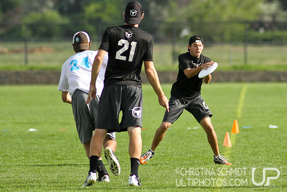 2012 USAU D-I College Championships Saturday Pre-Qtrs Action