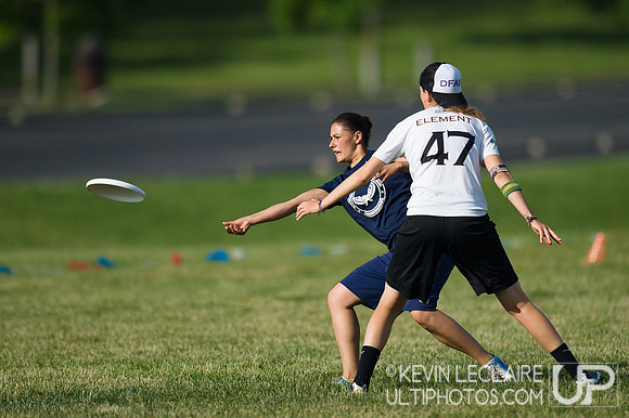 2014 USAU D-I College Champs Sunday Qtrs Action
