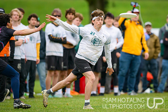 Lewis & Clark Bacchus vs Middlebury Pranksters (M) in finals at USAU D-III College Championships