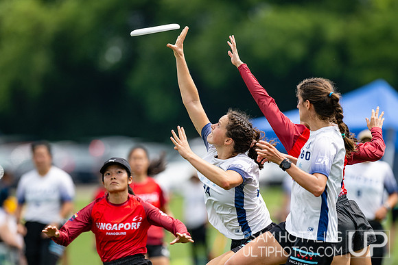 Chicago Nemesis vs Pangolins in pool play at World Ultimate Club Championships