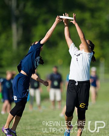 2014 USAU D-I College Champs Sunday Qtrs Action