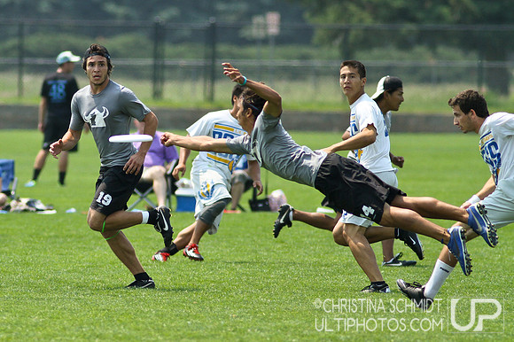2012 USAU D-I College Championships Saturday Round 2 Action