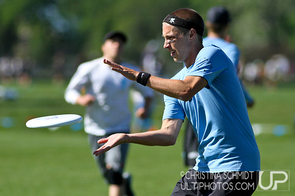 2012 USAU D-I College Championships Sunday Qtrs Action