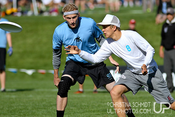 2012 USAU D-I College Championships Sunday Qtrs Action