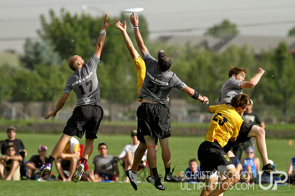 2012 USAU D-I College Championships Saturday Pre-Qtrs Action