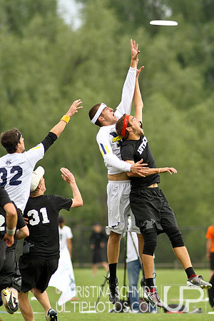 2012 USAU D-I College Championships Friday Round 1 Action