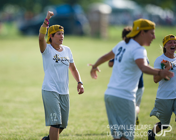 2014 USAU D-I College Champs Sunday Qtrs Action