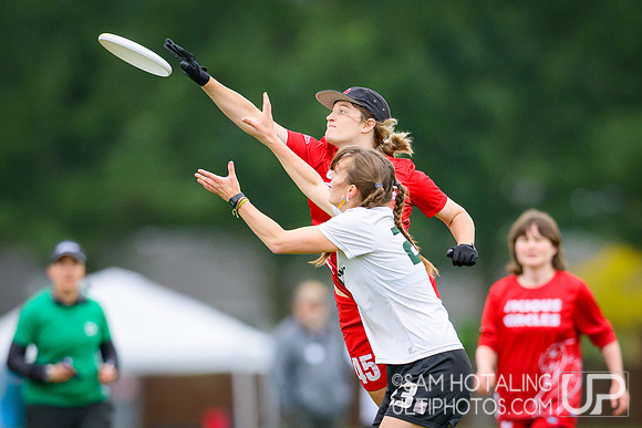 Haverford/Bryn Mawr Sneetches vs Wesleyan Vicious Circles in finals at USAU D-III College Championships