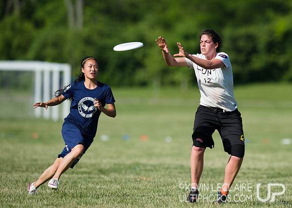 2014 USAU D-I College Champs Sunday Qtrs Action